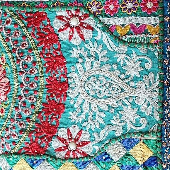 NWOT Beautiful hand embroidered table runner - Picture 2 of 6